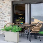 The Bee Apartment