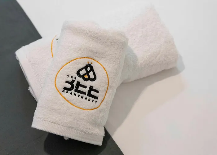 The Bee نِكيانا