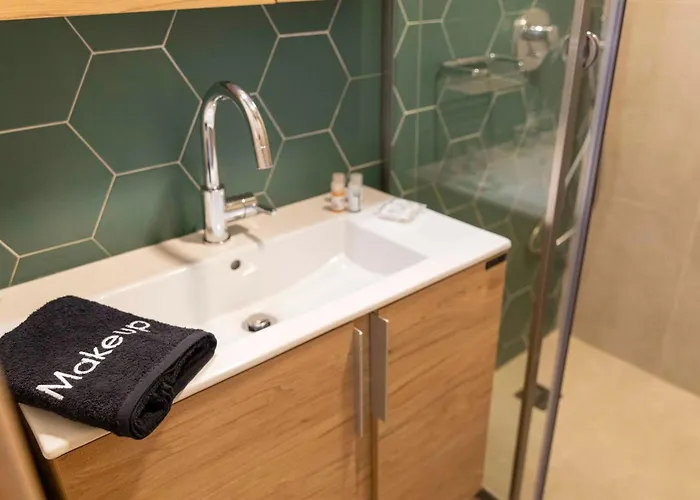 شقة The Bee نِكيانا